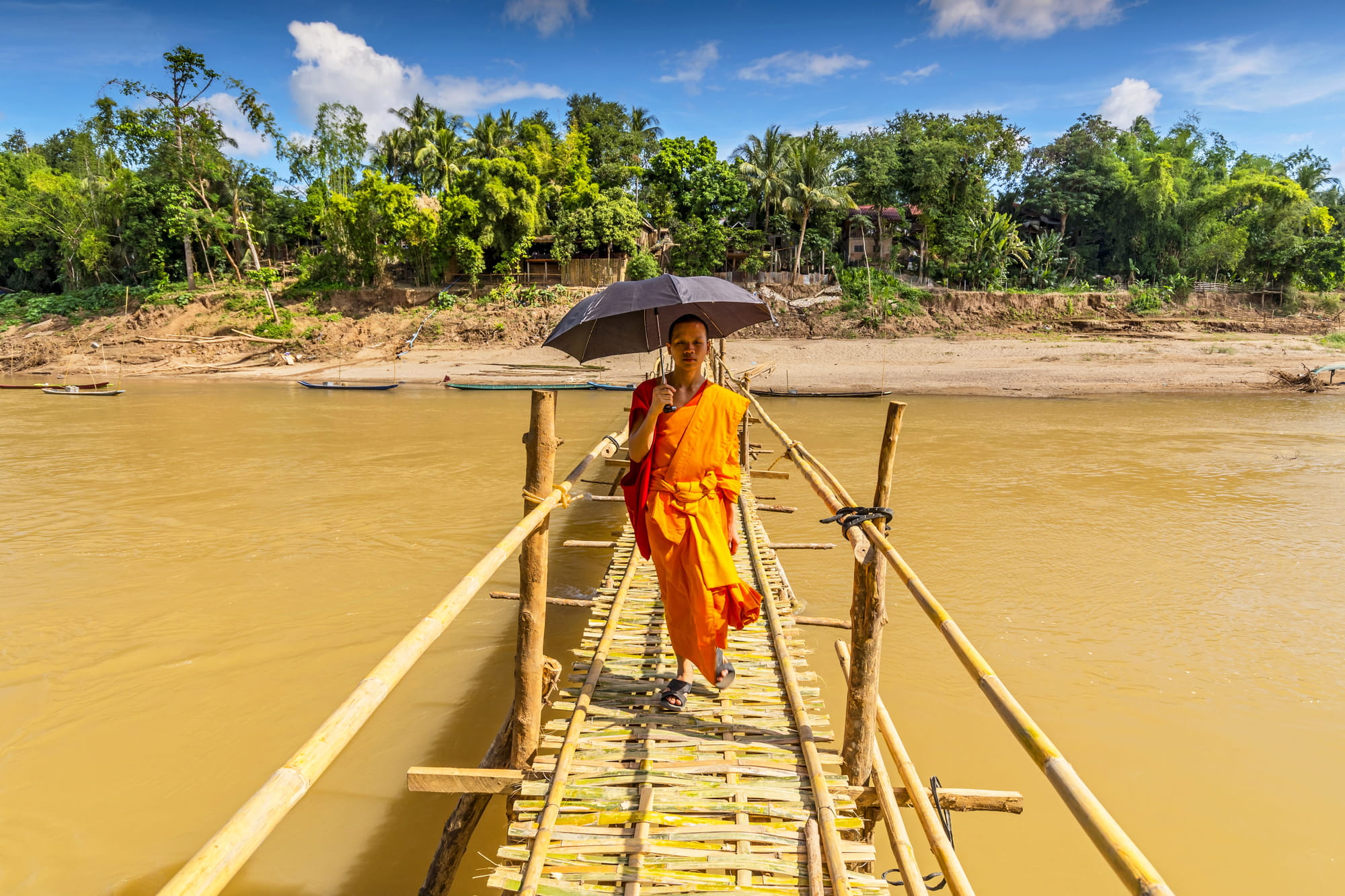 Laos - wycieczki w małych grupach, najlepsze wyjazdy do Laosu i Azji (31) mnich nad Mekongiem.jpg